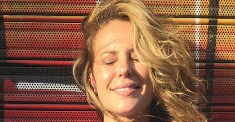 Paolla Oliveira posa em cima de árvore e exibe corpaço só de biquíni