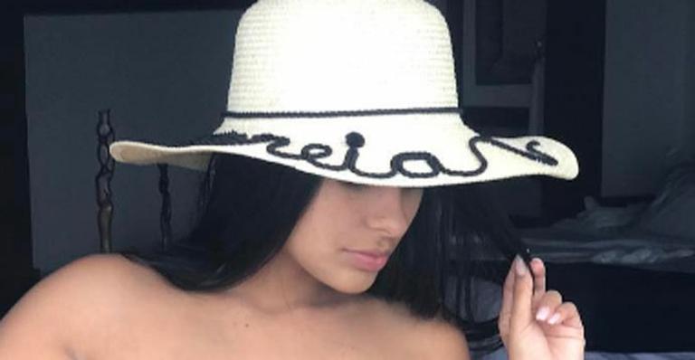 Munik Nunes faz charme e posa de biquíni tomara que caia