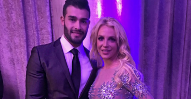 Britney Spears vai acompanhada do amado, Sam Asghari, em noite de gala
