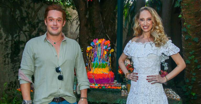 Com amigos, Talytha Pugliesi e Helinho Calfat celebram aniversário juntos