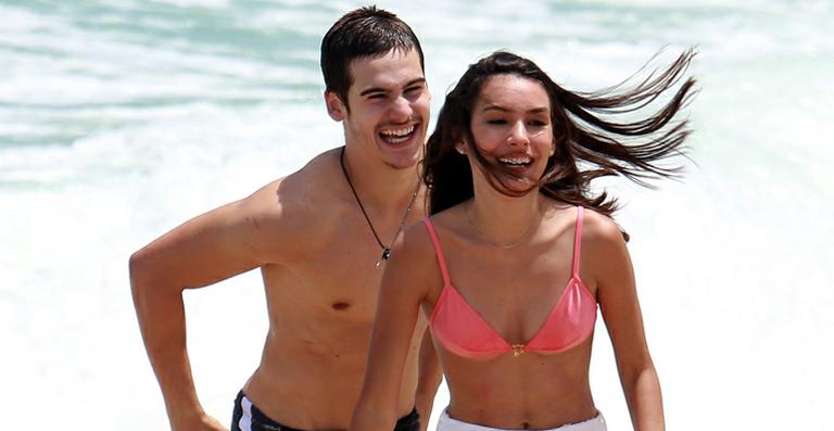 Nicolas Prattes e Marina Moschen gravam cenas de Rock Story na praia
