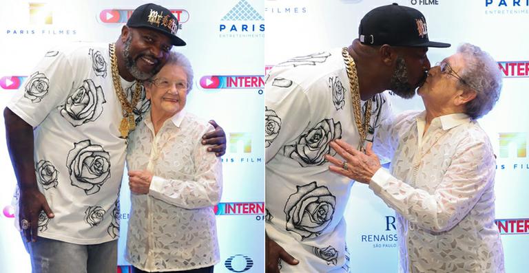 Palmirinha ganha selinho de Mr. Catra durante evento em SP