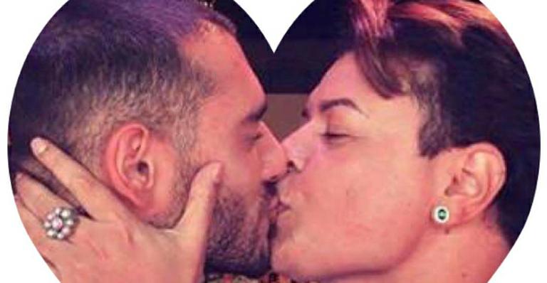 David Brazil beija Lucas Lucco e brinca: “Momozin”