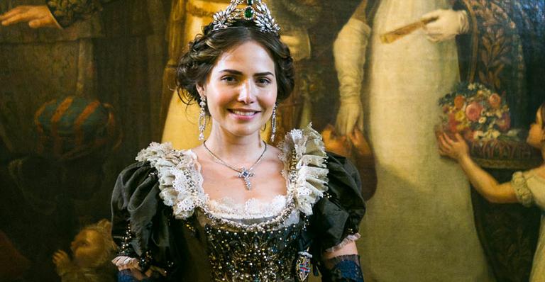 Letícia Colin muda o visual e aparece com permanente para novo papel na TV