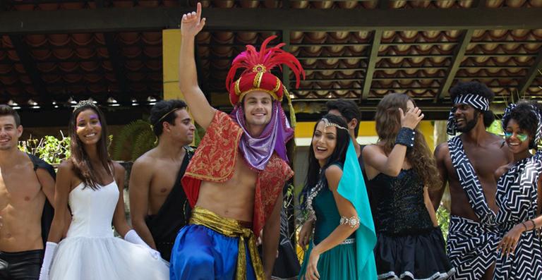 Paulo Dalagnoli faz ensaio fotográfico em clima de carnaval