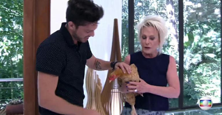 Ana Maria Braga dá galinha de presente para Luiz Felipe e provoca: “Não vai faltar ovo”