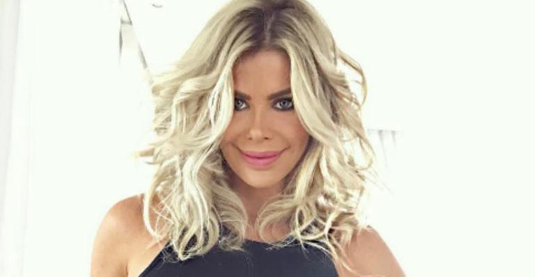 De biquíni, Karina Bacchi exibe a barriga de grávida