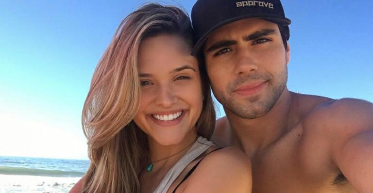 Juliano Laham posa abraçadinho com Juliana Paiva na praia e faz romântica declaração