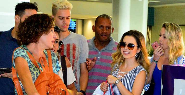 Cercada por fãs, Sandy causa tumulto ao embarcar em aeroporto