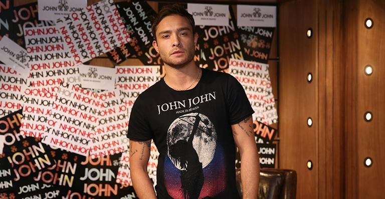Ed Westwick marca presença em lançamento fashion