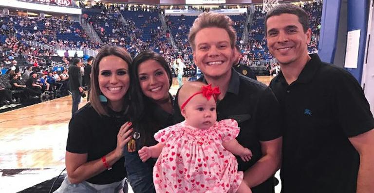 Melinda, filha de Michel Teló, posa com sorrisão gigante durante partida de basquete
