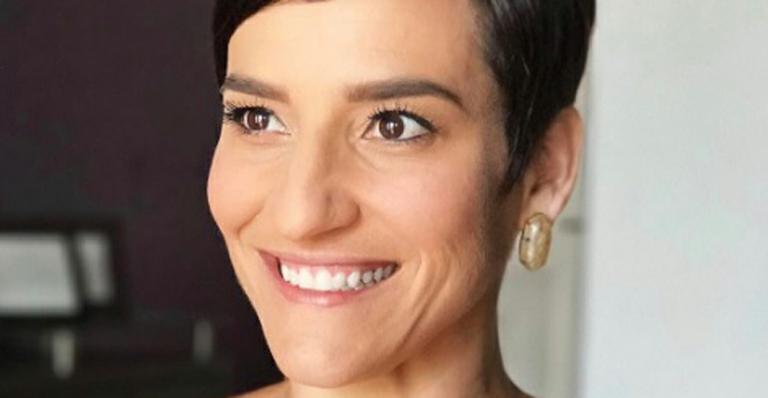 Após perder 42kg, Simone Gutierrez posa de biquíni e mostra elasticidade na piscina