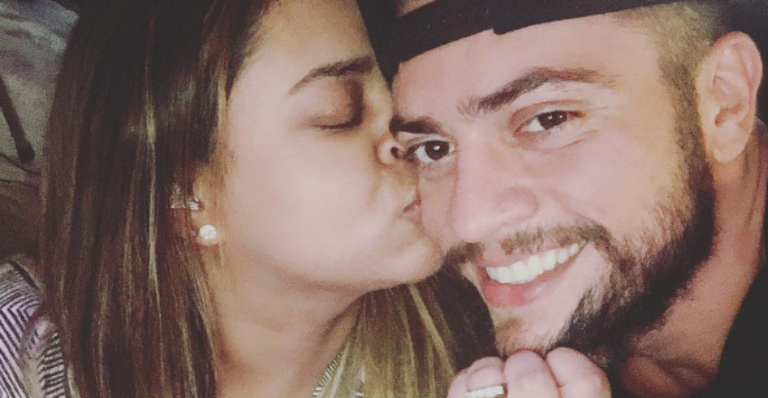 Preta Gil posta foto ousada do marido, Rodrigo Godoy, na cama
