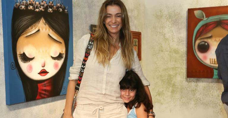 Mônica Martelli faz rara aparição ao lado da filha, Júlia