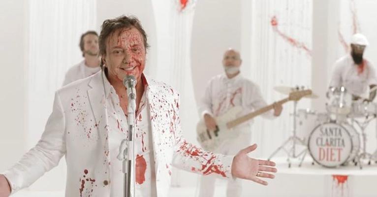Fábio Jr. toma banho de sangue enquanto canta “Alma Gêmea”