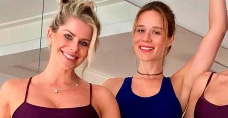 Grávida, Karina Bacchi encontra Mariana Ximenes em aula de ballet fitness