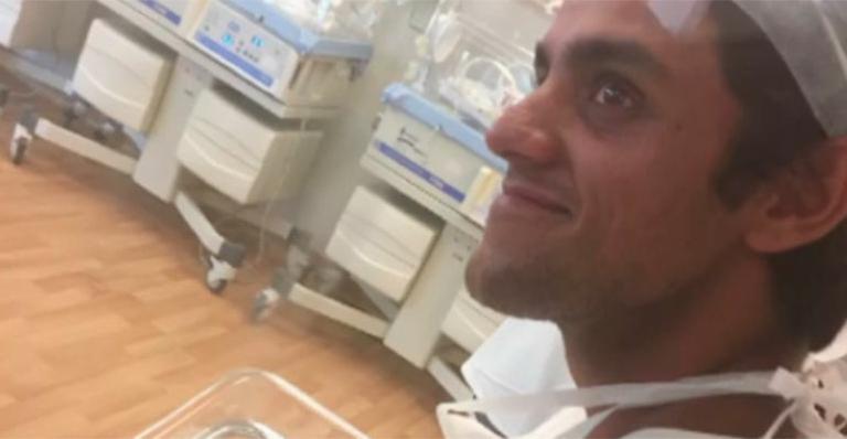 Felipe Simas aparece emocionado no parto da filha, Maria