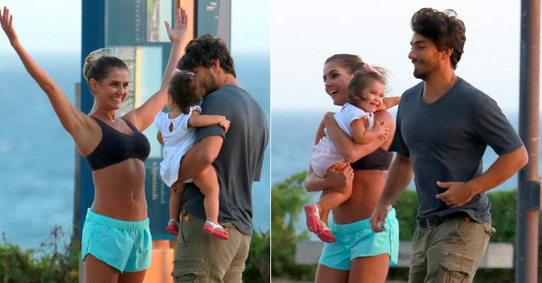 Com a barriga sarada, Deborah Secco brinca com a filha, Maria Flor, e Hugo Moura na praia
