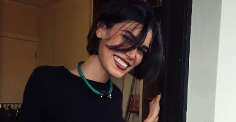 Carla Salle adere ao look com franja para novo trabalho na TV