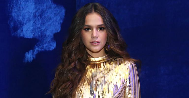 Sem maquiagem, Bruna Marquezine faz charme mostrando a marquinha do biquíni