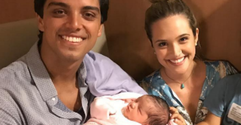 Rodrigo Simas visita a sobrinha, Maria, no hospital