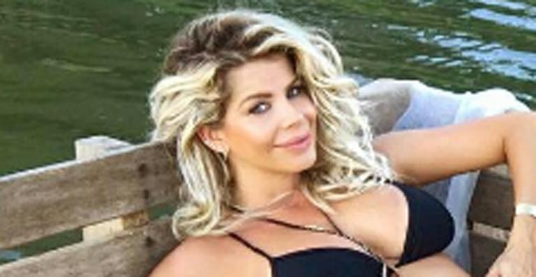 De biquíni, Karina Bacchi exibe a barriga: “14 semanas”