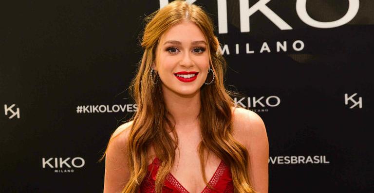 Com look vermelho, Marina Ruy Barbosa rouba a cena em evento