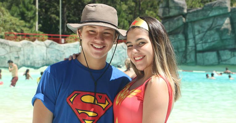 Ana Vitória Zimmermann e Leo Belmonte se divertem em parque aquático