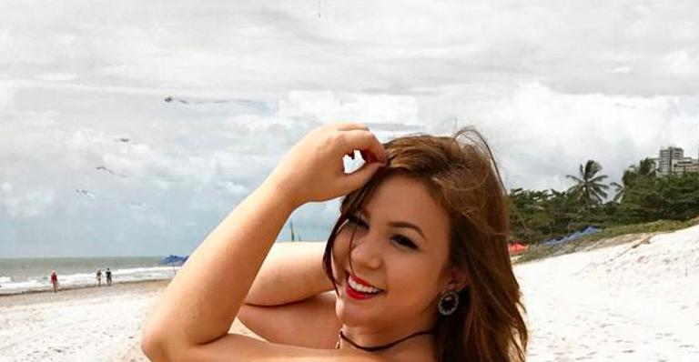 Ex-BBB Cacau aparece fininha em foto e ganha elogios: ‘Que corpo!’