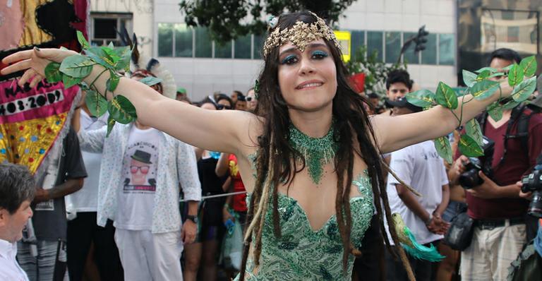 Aos 46 anos, Alessandra Negrini rouba a cena com fantasia sexy em bloco de Carnaval