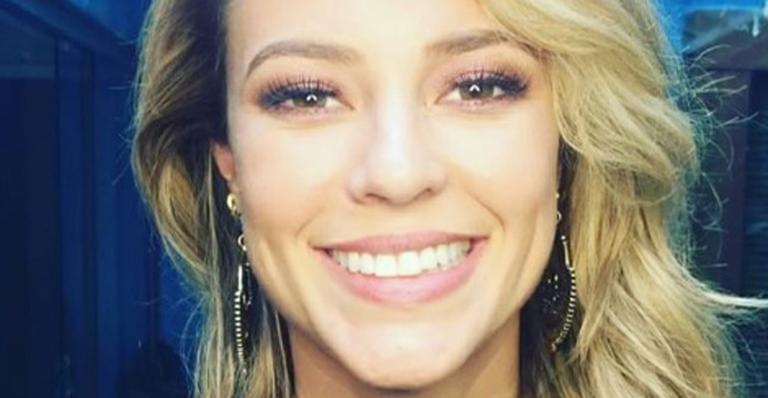 Sequinha, Paolla Oliveira posa de biquíni e exibe corpo definido