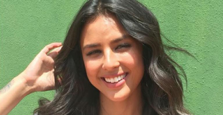 De biquíni, Yanna Lavigne leva o barrigão para tomar sol na praia