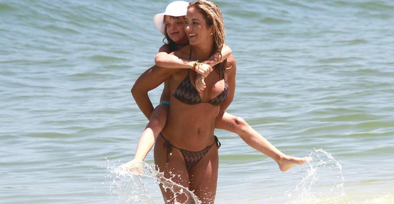 Ticiane Pinheiro se diverte na praia ao lado da filha, Rafaella