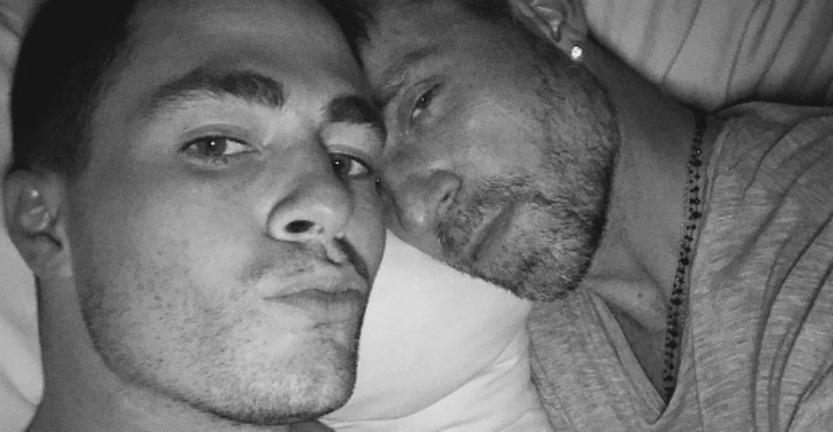 Colton Haynes publica foto romântica ao lado do namorado