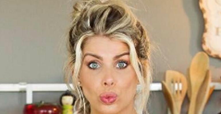 Grávida, Karina Bacchi exibe barriguinha discreta em foto de biquíni: ‘Nunca deixe de sonhar’