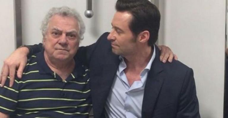 Hugh Jackman encontra o dublador brasileiro de Wolverine e compara vozes em vídeo