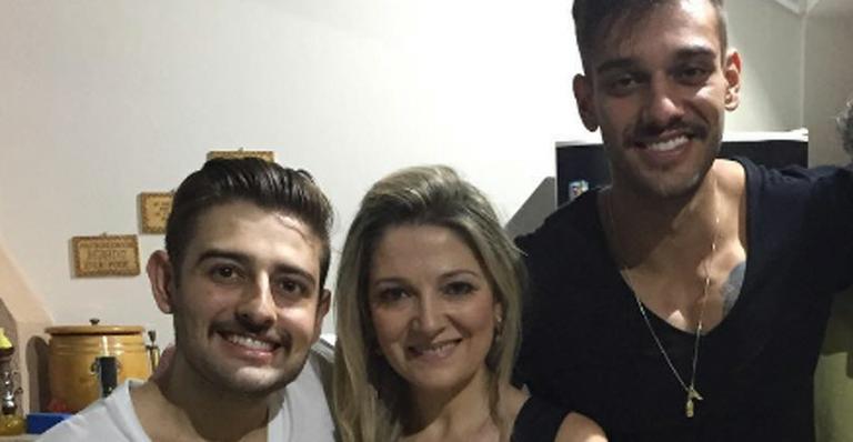 Mãe e irmão de Lucas Lucco exibem ‘tanquinhos’ em foto