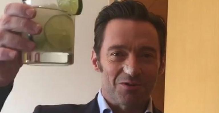 No Brasil, Hugh Jackman bebe caipira e deseja feliz carnaval