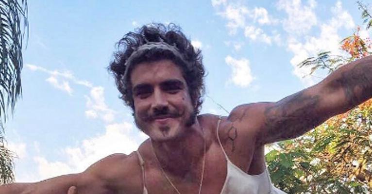 Todo sujo e vestido de mulher, Caio Castro se diverte em Carnaval de Rua