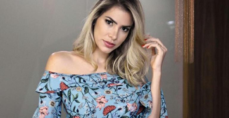 Grávida, Adriana Sant’Anna mostra barriga se mexendo