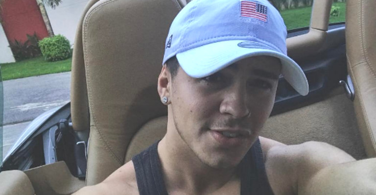 Biel exibe nova tatuagem gigante de um coração alado no peito