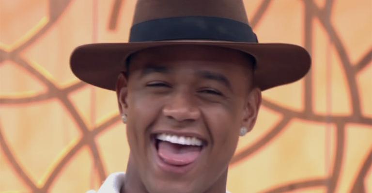 Léo Santana comemora dois meses de namoro com bailarina do Faustão em jantar romântico: ‘Quanto respeito’