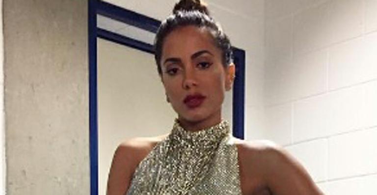 Anitta posa poderosa com vestido curtinho e brilhante durante gravação do ‘Amor & Sexo’