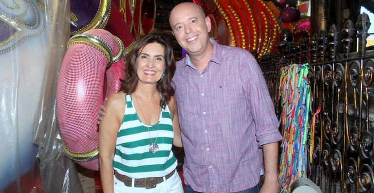 Fátima Bernardes e Alex Escobar visitam o barracão da Grande Rio