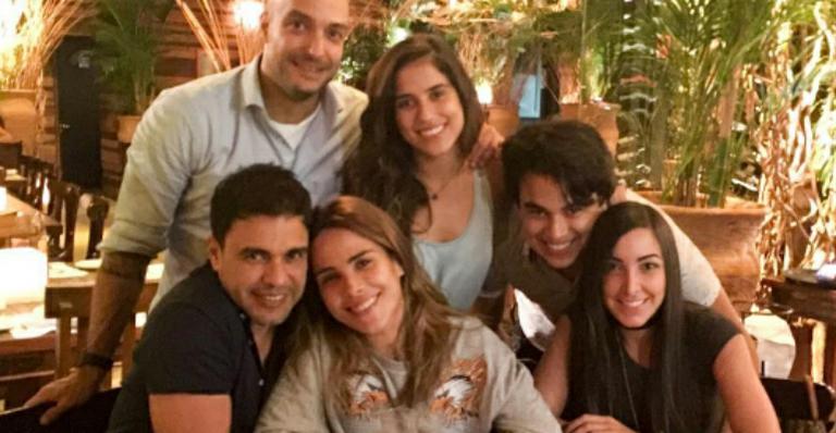 Zezé Di Camargo posa abraçado com Wanessa em jantar com os filhos