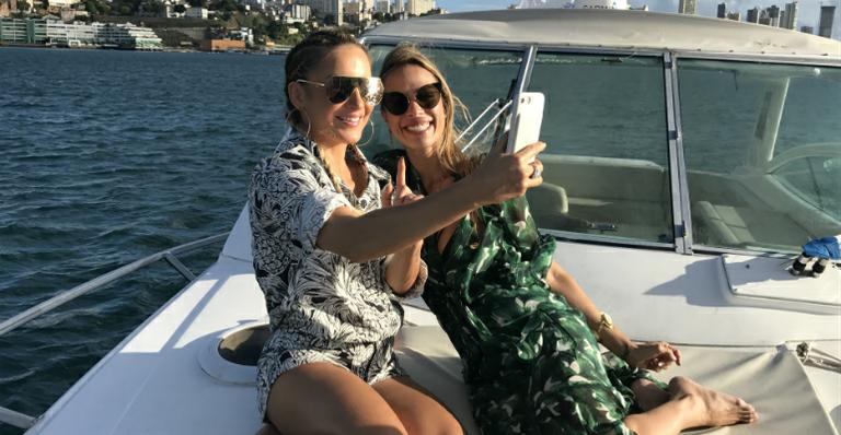 Claudia Leitte passeia de barco com Lígia Mendes em Salvador
