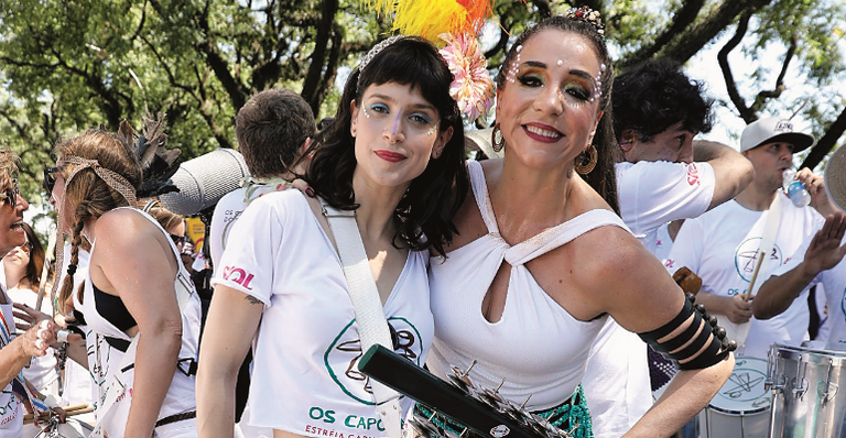 Mel Lisboa e Marisa Orth roubam a cena em bloco de rua