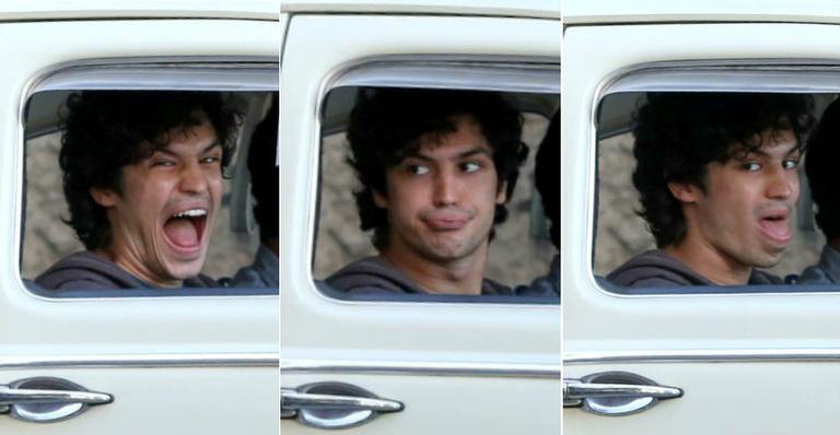 Gabriel Leone faz caras e bocas durante gravação de supersérie no Rio