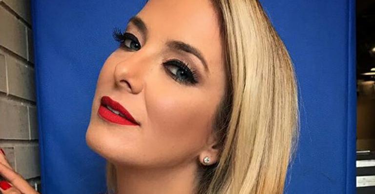 Ticiane Pinheiro curte praia com amiga e deixa bumbum sujo de areia à mostra