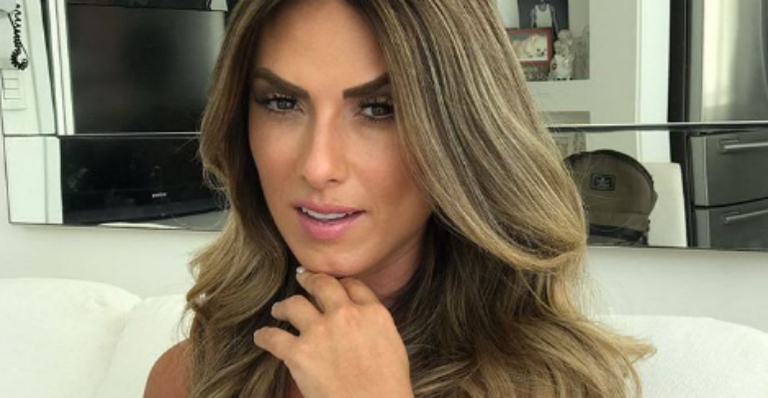 Nicole Bahls aposta em look decotado para o carnaval